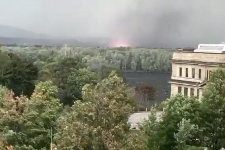 Một trận hỏa hoạn xảy ra trong lúc có vòi rồng, ở Gatineau (Quebec).