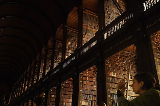 Thư viện chứa 200.000 cuốn sách lâu đời nhất của Trinity College ở Dublin, Ireland