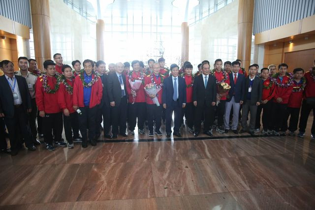 Bộ trưởng Nguyễn Ngọc Thiện chụp ảnh lưu niệm với toàn đội