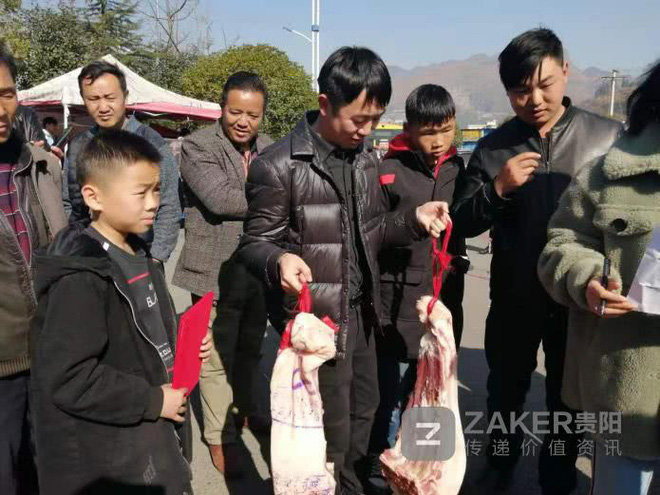 Phần thưởng này khiến phụ huynh lẫn học sinh đều mừng rỡ ra mặt.