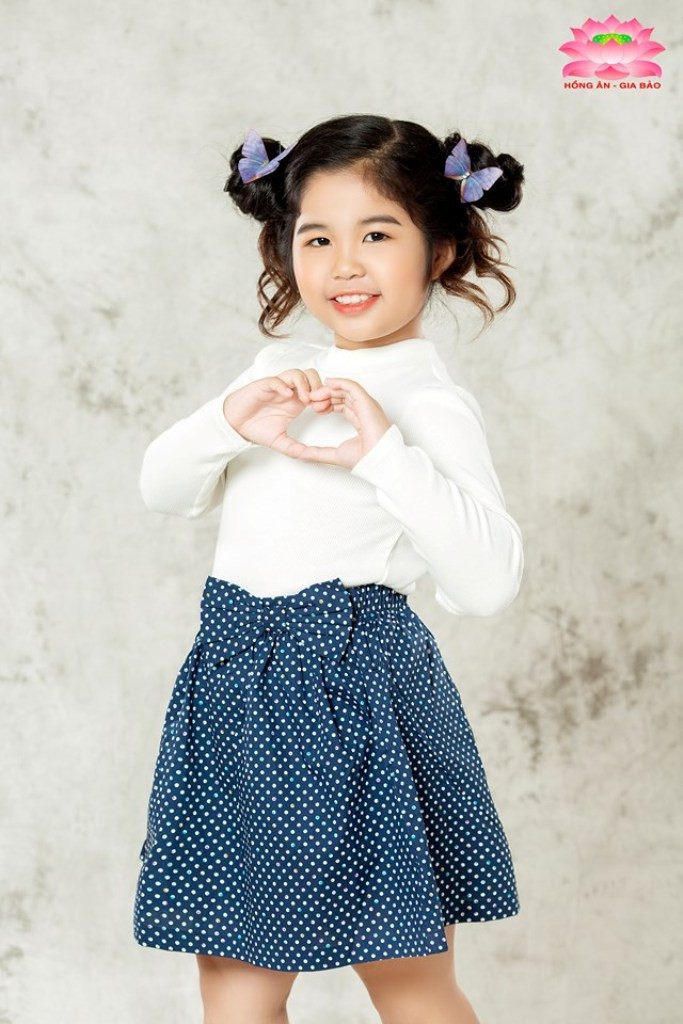 Bé Huỳnh Hồng Ân (8 tuổi) có khả năng chơi Piano và ca hát. Bé Huỳnh Hồng Ân (8 tuổi) có khả năng chơi Piano và ca hát.
