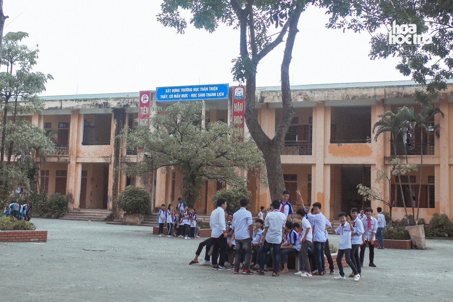 Khẩu hiệu của trường: "Xây dựng trường học thân thiện. Thầy, cô mẫu mực - học sinh thanh lịch".