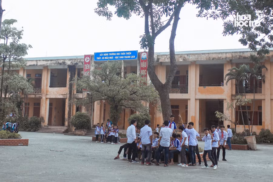 Khẩu hiệu của trường: "Xây dựng trường học thân thiện. Thầy, cô mẫu mực - học sinh thanh lịch".