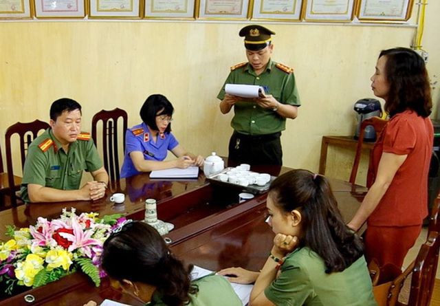 Tống đạt quyết định khởi tố bà Triệu Thị Chính, Phó Giám đốc Sở Giáo dục và đào tạo tỉnh Hà Giang. Ảnh: Công an tỉnh Hà Giang. Tống đạt quyết định khởi tố bà Triệu Thị Chính, Phó Giám đốc Sở Giáo dục và đào tạo tỉnh Hà Giang. Ảnh: Công an tỉnh Hà Giang.