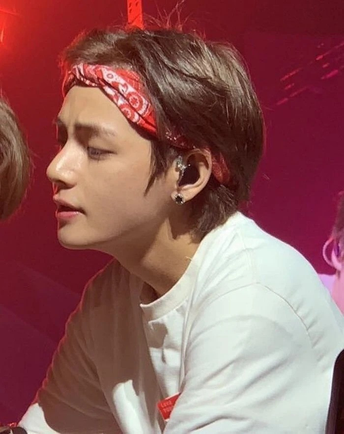 Chỉ là ảnh fan chụp vội trong điều kiện ánh sáng không đủ, nhưng V vẫn nổi bần bật với các đường nét khuôn mặt đẹp hoàn hảo.