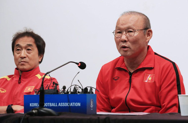 Trợ lý HLV, Lee Young Jin cho rằng mục tiêu của đội tuyển Việt Nam là vượt qua vòng bảng Asian Cup 2019.