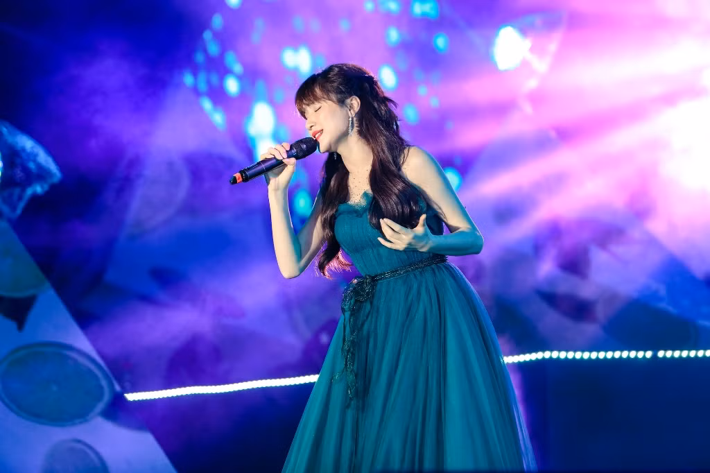 Khán giả lắng đọng trong phần trình diễn nhiều cảm xúc của Hòa Minzy.