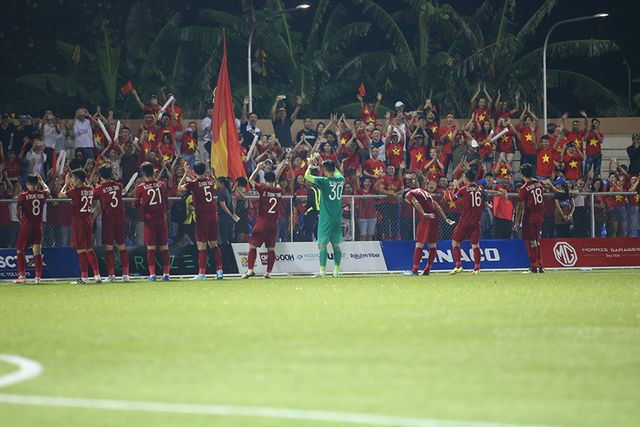 U22 Việt Nam đáp lại tình cảm nống nhiệt của người hâm mộ tại Binan.