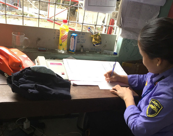 Công việc hàng ngày của các chị là ghi chép nhật ký giờ tàu chạy.