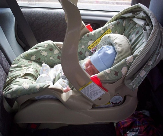 Một số em bé tỏ ra không thoải mái mỗi khi phải nằm trong ghế dành riêng cho mình trên ô tô.