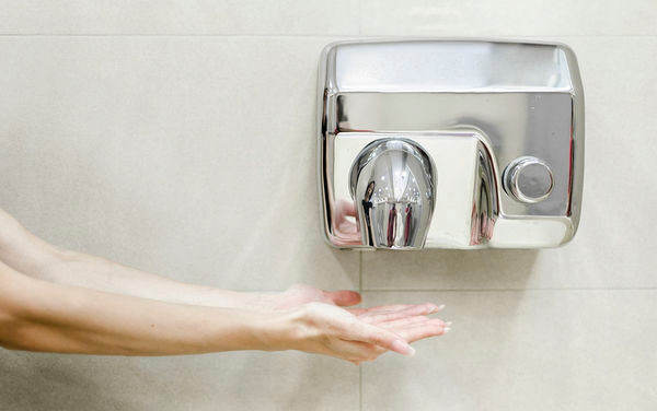 Máy sấy tay có thể khiến vi khuẩn bám lên tay bạn nhiều hơn. (Ảnh: Independent) Máy sấy tay có thể khiến vi khuẩn bám lên tay bạn nhiều hơn. (Ảnh: Independent)