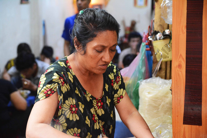 Chủ quán bò kho là bà Oanh, mang hai dòng máu Ấn – Việt. ẢNH: HỒNG THẮM.