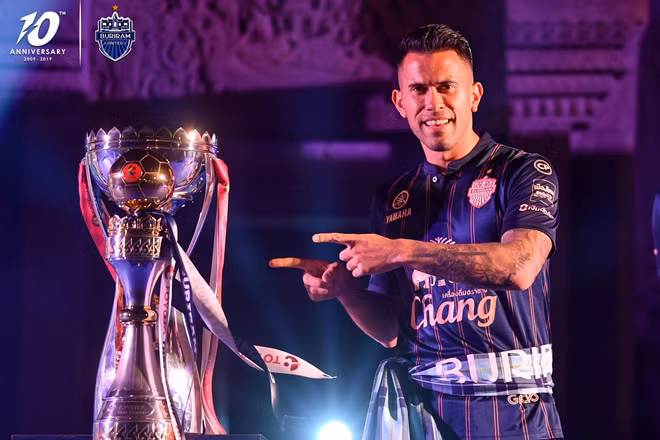 Tiền đạo Javier Patino bên cạnh 2 chiếc cúp của CLB. Anh là một trong những cầu thủ đến Buriram theo chính sách theo đuổi lối đá đậm chất Tây Ban Nha của Buriram. Patino nhập quốc tịch Philippines và chơi cho đội tuyển nước này.