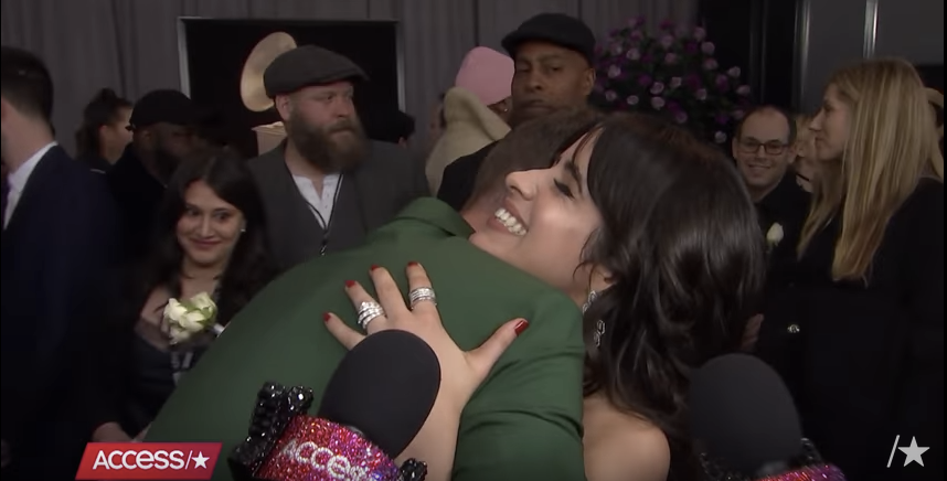 Cô nàng không giấu được sự vui mừng khi gặp lại anh bạn Sam Smith.