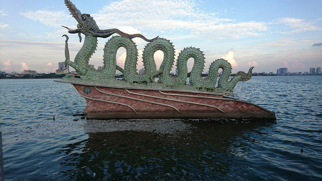 Cá chết trôi dạt vào ven bờ bốc mùi hôi thối.