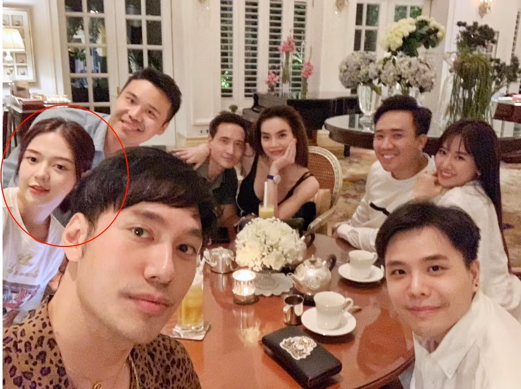Liz Kim Cương xuất hiện trong buổi tiệc sinh nhật cùng hội bạn nổi tiếng của Trịnh Thăng Bình.