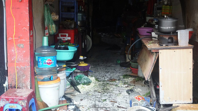 Một trong những ngôi nhà trên đường Đê La Thành bị cháy.