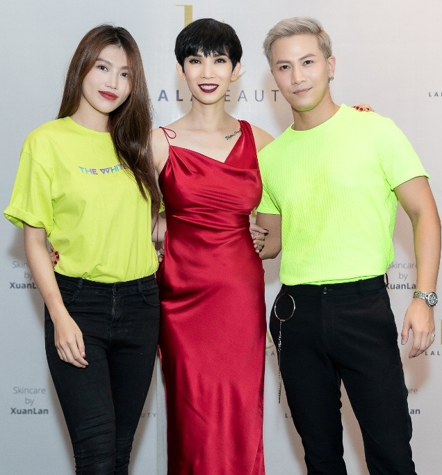 Chế Nguyễn Quỳnh Châu - Mai Tiến Dũng diện đồ đôi khỏe khắn tới ủng hộ đàn chị.