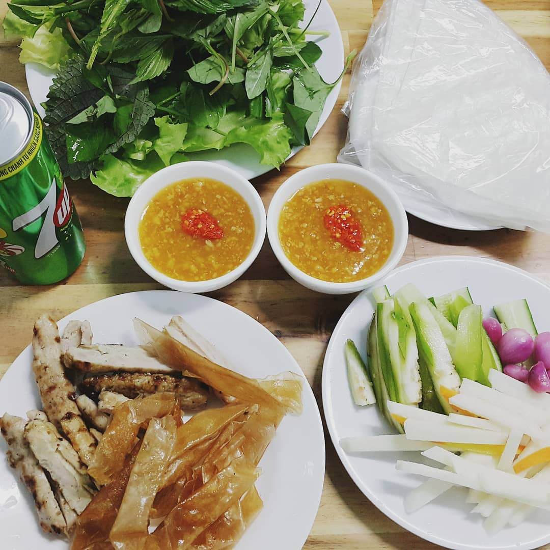 Thưởng thức một suất nem nướng đầy ự như thế này cũng khiến bạn no &quot;ná thở&quot; luôn đó! (Ảnh: IG @vianb)