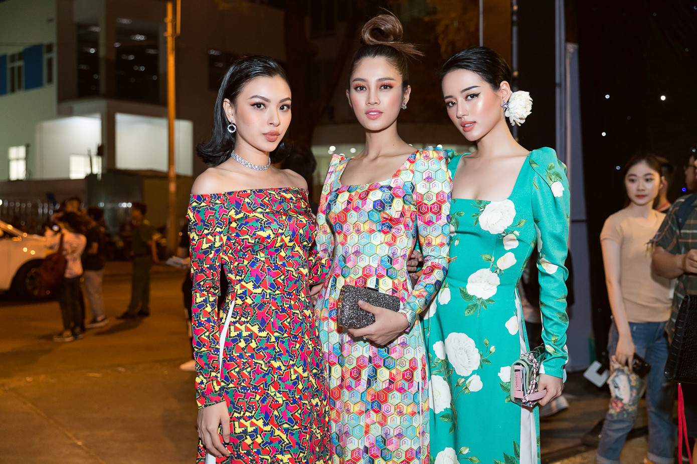 Tú Hảo diện phong cách đối lập trong hai ngày tham dự Tuần lễ thời trang Việt Nam ảnh 3