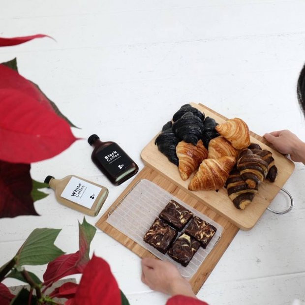 Khách hàng đến đây đều trở thành stylist cho các shoot hình chụp ảo diệu của mình. Ảnh: Thuntida.