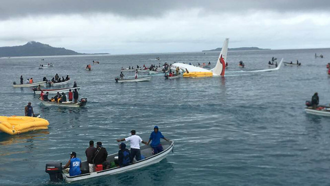 Nhiều thuyền nhỏ cứu sống những người trên máy bay. ẢNH:CHỤP MÀN HÌNH NEWS.COM.AU.