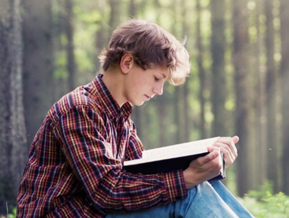 Lúc rảnh, bạn nên đọc sách, vừa đỡ buồn, vừa mở rộng tầm mắt.