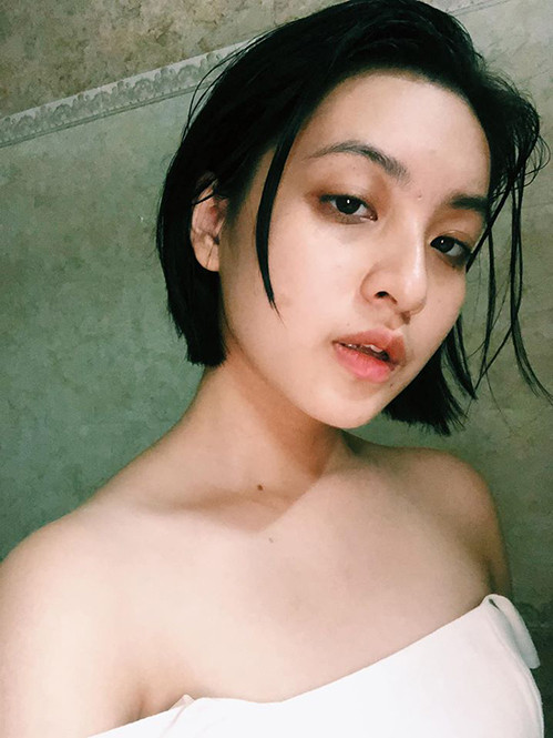 Nhiều người nhận xét cô gái năm 2000 có vẻ ngoài phảng phất nét cổ điển với ưu điểm lớn nhất là hàng lông mày rậm dày tự nhiên, kiểu dáng thanh thoát.