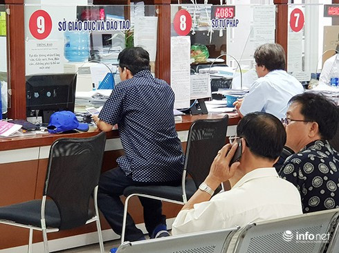 Các tổ chức, công dân đến giao dịch tại Bộ phận tiếp nhận và trả kết quả của Sở GD-ĐT Đà Nẵng ở Trung tâm Hành chính TP. Ảnh: HC.