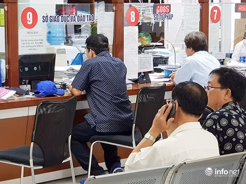 Các tổ chức, công dân đến giao dịch tại Bộ phận tiếp nhận và trả kết quả của Sở GD-ĐT Đà Nẵng ở Trung tâm Hành chính TP. Ảnh: HC.