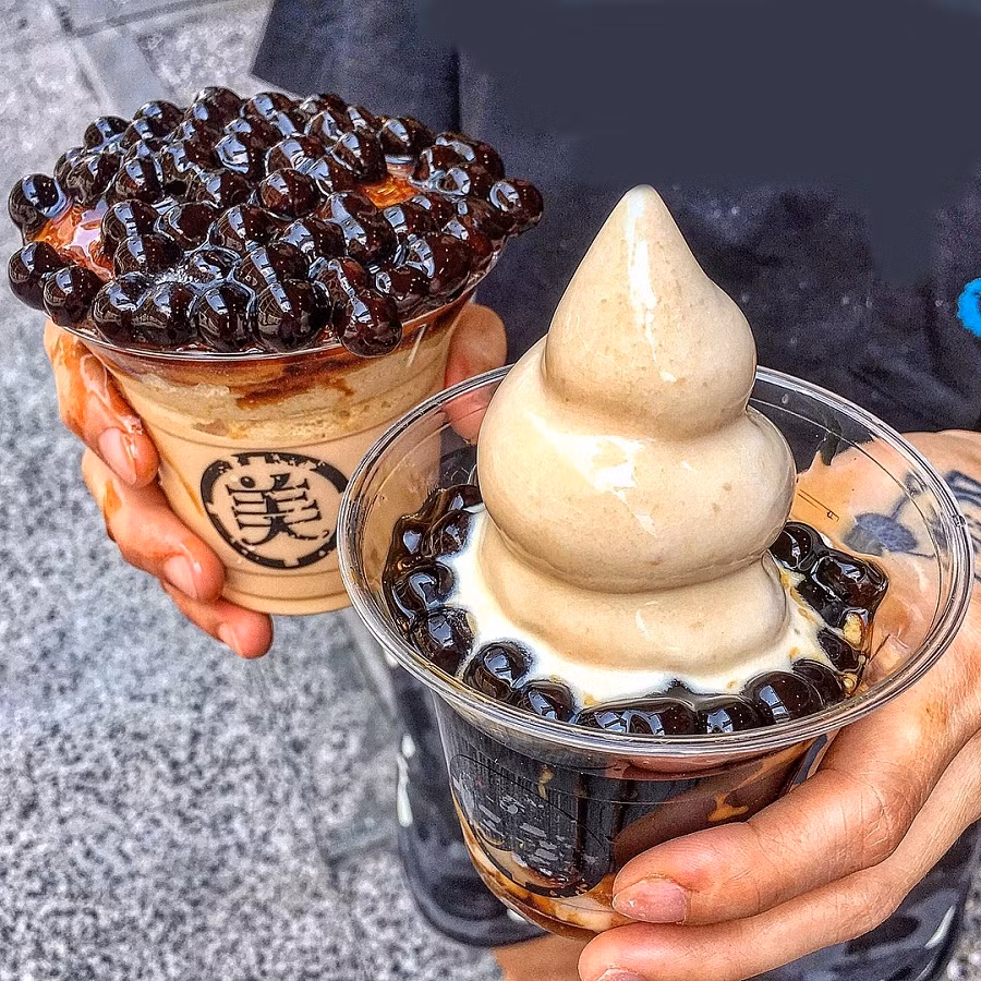 Không chỉ riêng trà sữa đâu, trân châu và kem cũng là nhân vật chính đấy nhé!