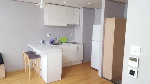 Các phòng đều có khu bếp riêng với đồ dùng đơn giản. Nhà trường trang bị tủ lạnh cho từng phòng để đảm bảo sinh viên có cuộc sống tiện dụng.