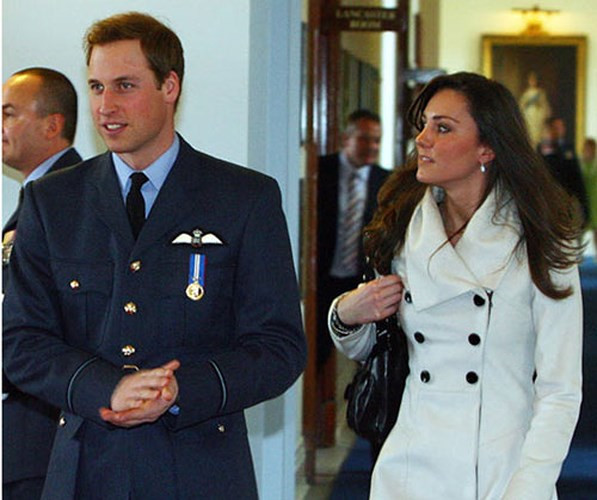 Kate Middleton xuất hiện tại lễ tốt nghiệp của William tại căn cứ không quân Cranwell ở Lincolnshire. William trở thành phi công của Không lực Hoàng gia Anh sau khóa huấn luyện căng thẳng ở tuổi 25.