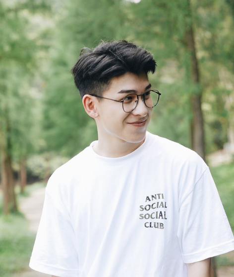 Owen có nụ cười hiền lành nhưng vô cùng tươi tắn, đôi mắt bồ câu cùng chiếc mũi cao.