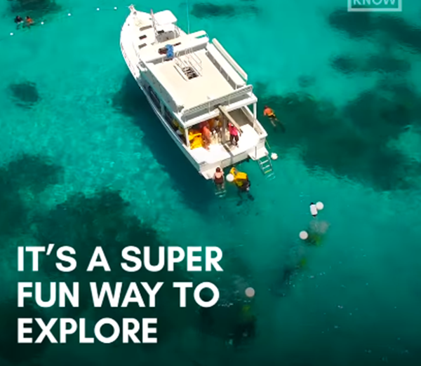 Tàu du lịch sẽ đưa bạn đến những hòn đảo có những rạn san hô đầy màu sắc. Các hướng dẫn viên sẽ hướng dẫn bạn cách thức lái xe và sử dụng xe khi xuống nước.