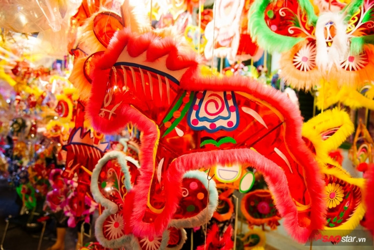 Mỗi chiếc đèn lồng bình thường có giá từ 20.000 đến 100.000 đồng. Ngoài ra, có những chiếc đèn có giá lên tới 1 triệu đồng tùy vào thiết kế của người đặt.