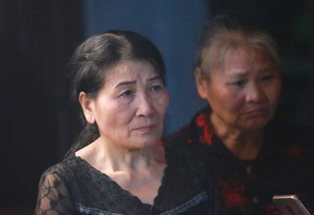 Bà Cao cho biết lúc chiều cháu mình xin phép đi đá bóng, nhưng không ngờ đây là lần cuối bà được gặp cháu mình. (Ảnh: HOÀNG HÀ)