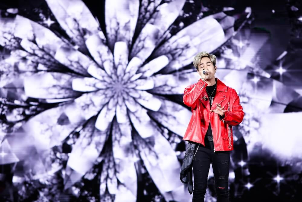 Trở lại V Heartbeat tròn 6 tháng kể từ đêm nhạc mở màn năm 2019 hồi tháng 3 vừa qua, Thanh Hưng là cái tên duy nhất trong dàn nghệ sĩ biểu diễn có bài hát nằm trong Top10 BXH với Thay tôi yêu cô ấy - Rank 06.