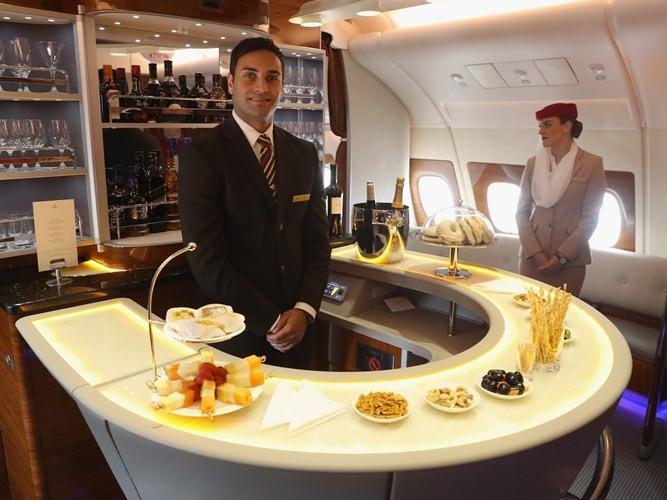 Quầy bar trên một chiếc A380 của hãng hàng không Emirates