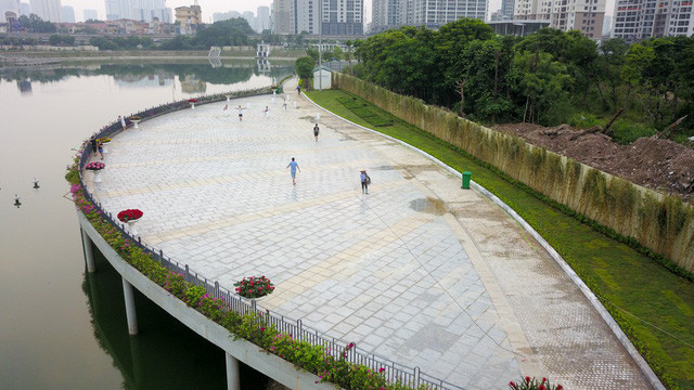 Khoảng sân rộng khiến nhiều bạn trẻ thích thú.