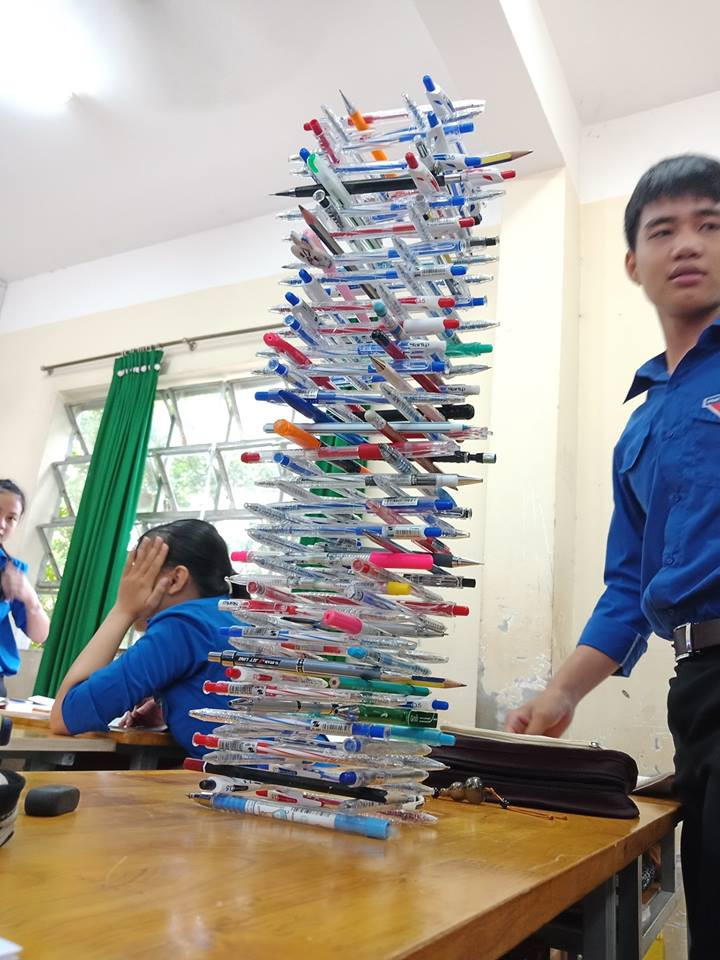 Nếu có tháp bút này, teen sẽ không bao giờ lo thiếu bút viết nữa đâu nhé! (Ảnh: FB Đinh Thu Hiền)