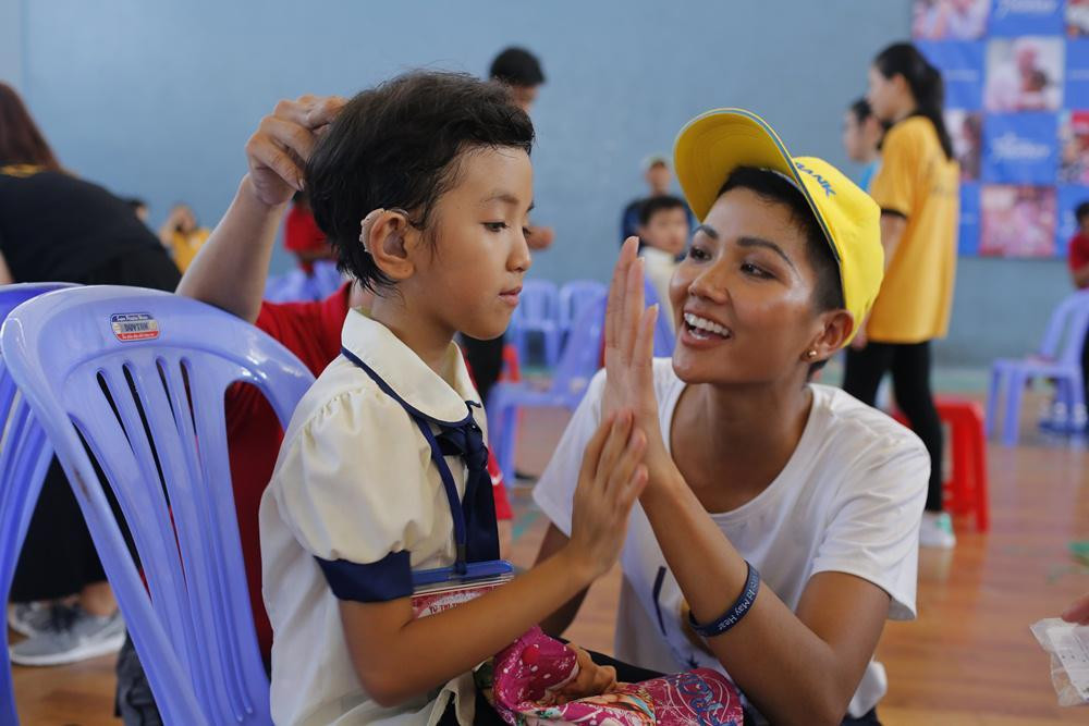 H&apos;Hen Niê gây ấn tượng với hình ảnh một Hoa hậu thân thiện, giàu tình yêu thương và vẻ đẹp rất mộc mạc, chân thành.
