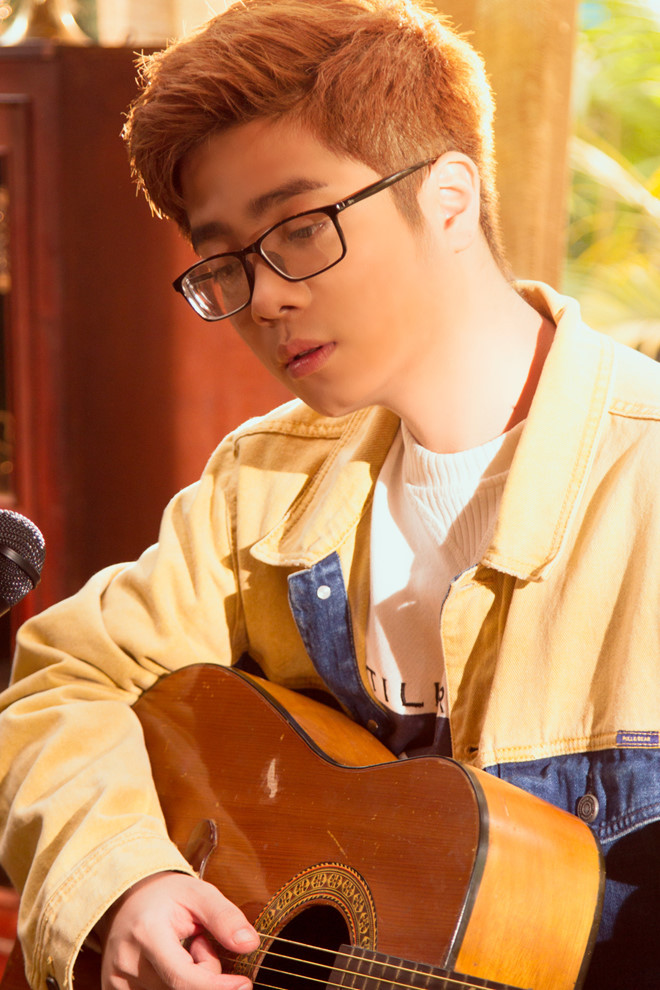 Bùi Anh Tuấn hứa hẹn là gia vị mới lạ cho chương trình với các ca khúc nhạc đỏ.