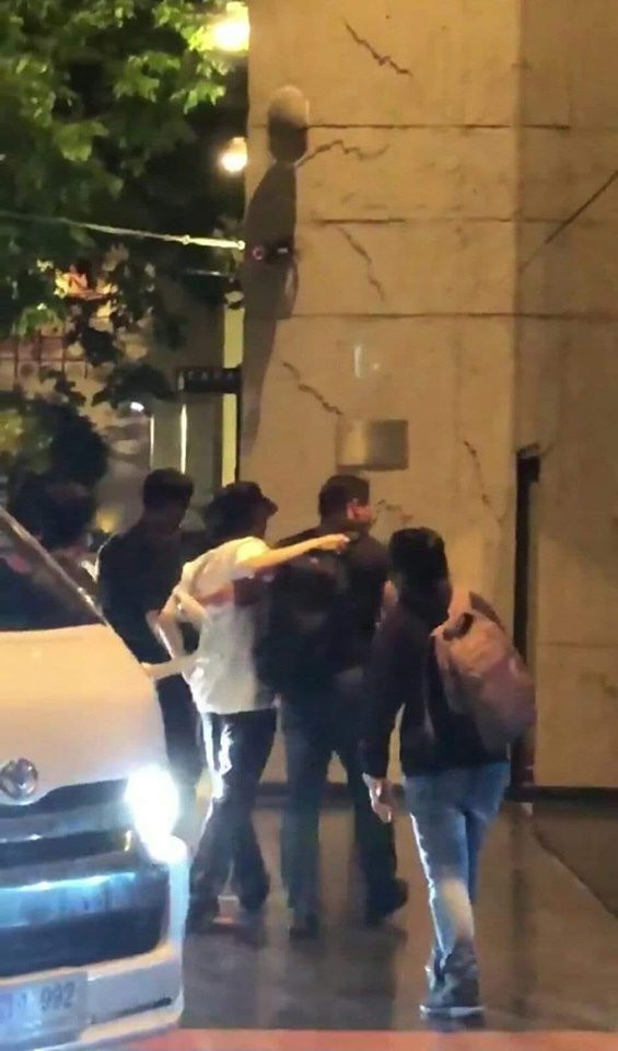 Baekhyun phải nhờ người dìu ra khỏi xe vì quá đau