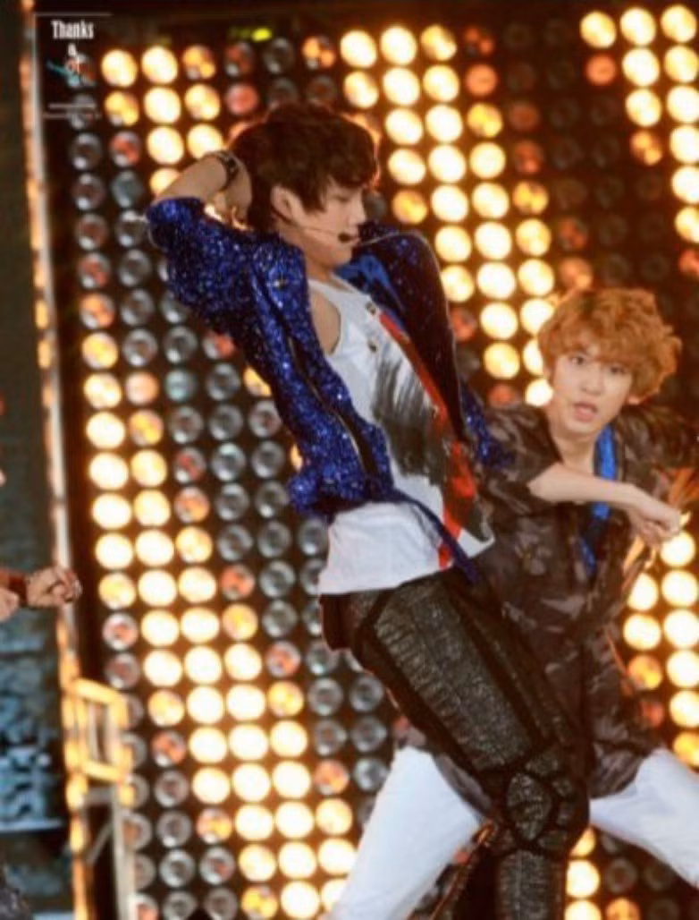 Dù đang bận nhảy, nhưng thấy ống kính giơ lên là Chanyeol diễn ngay.