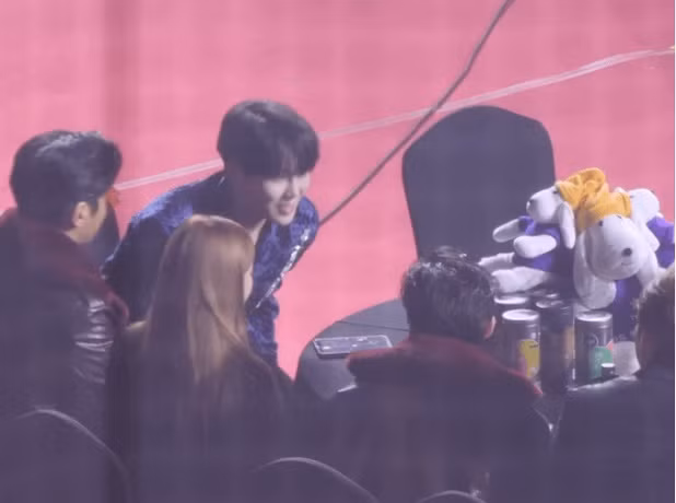 Khi Sung Woon bước đến và chào hỏi mọi người, các idol của công ty SM Ent đã nồng nhiệt chào hỏi, trò chuyện vui vẻ với anh chàng khiến Sung Woon hạnh phúc ra mặt.