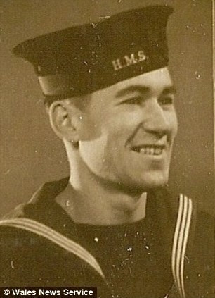 Anh: Con trai khắc mã QR lên bia mộ cha để kể về lịch sử hào hùng của ông ảnh 3