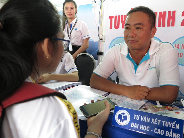 Ths Phạm Thái Sơn, Giám đốc Trung tâm tuyển sinh của Trường ĐH Công nghiệp Thực phẩm TPHCM tư vấn cho thí sinh