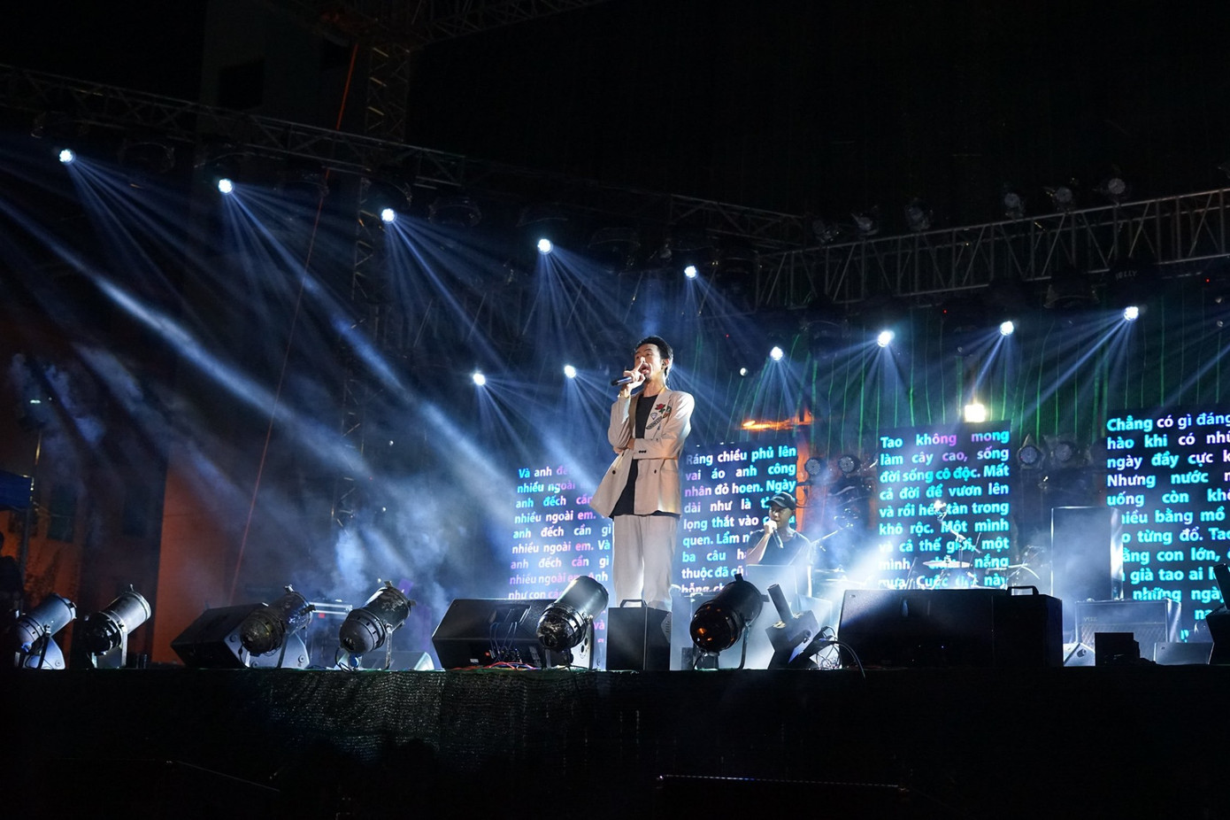 Đen Vâu xuất hiện với hình ảnh lịch lãm.