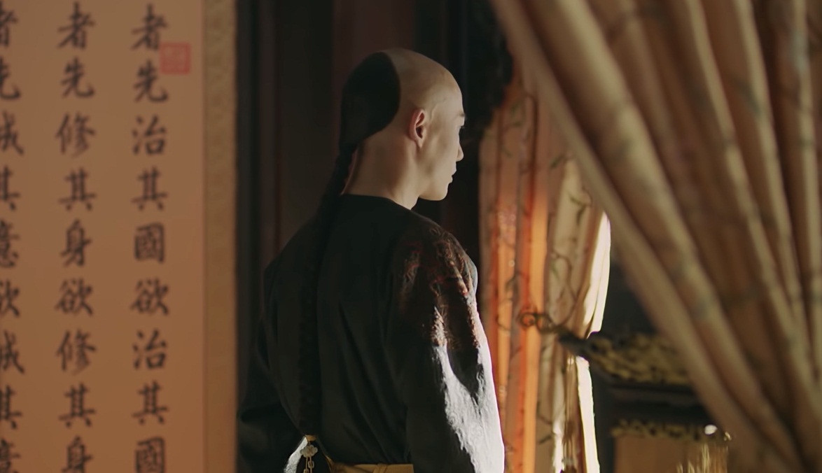 Nhưng hoàng thượng chỉ quay lưng bỏ đi, không hề ngoái lại.